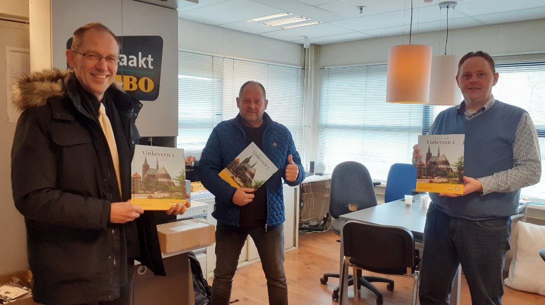 Uitreiking eerste exemplaar klein